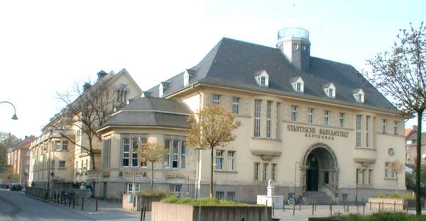 Neptunbad vom Neptunplatz aus