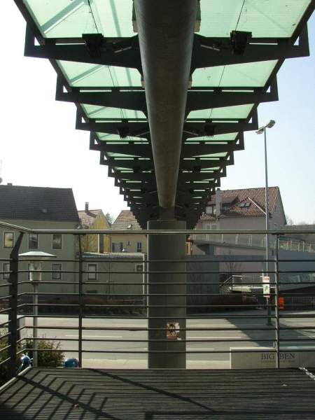 Untersicht Steg vom Zwischenpodest der Treppe aus